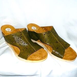 𝅺YELLOW BOX- Dark Green  MODI Wedge Sandal Size 7.5 NEW